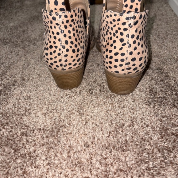 Stylish Tan and Black Women's Ankle Boots - Picture 2 of 3